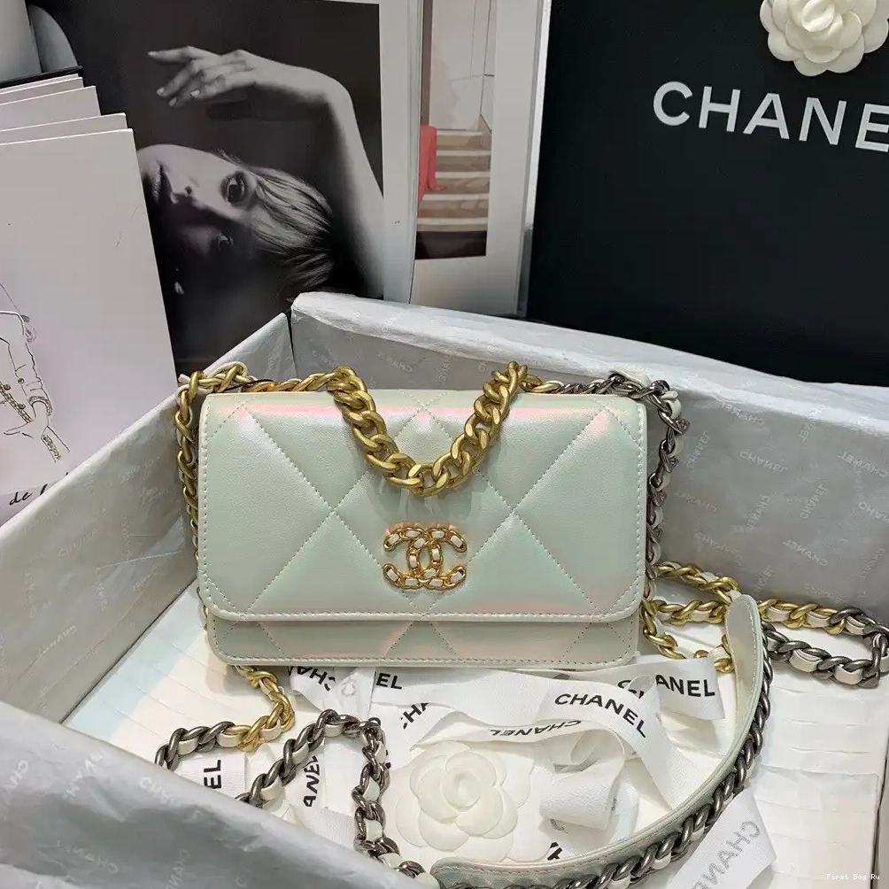 First Bag Ru CHAIN ON CHANEL19 WALLET 0523